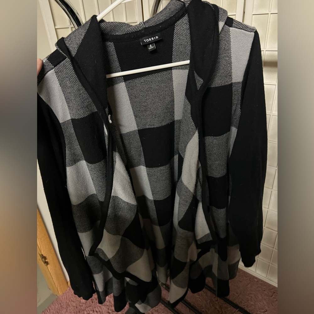 EUC torrid dtape front heavy sweater.4xl